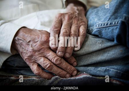 Gros plan des mains d'un homme âgé. Banque D'Images