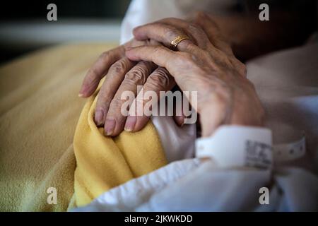 Patient admis en gériatrie, souffrant de la maladie d'Alzheimer et de démence. Banque D'Images