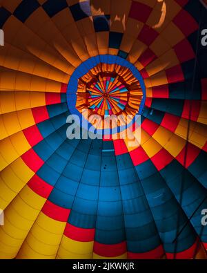 Une photo à angle bas d'un ballon d'air chaud Banque D'Images