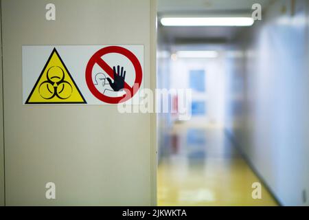 Laboratoire de biologie hospitalière : panneau d'interdiction et zone de risque biologique. Banque D'Images