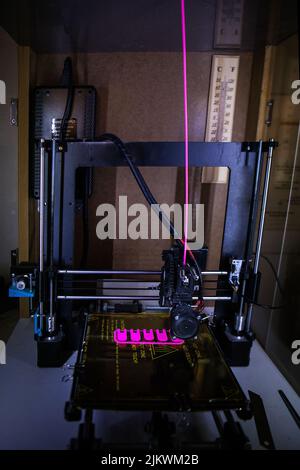 Fabrication d'une main robotique en 3D impression pour une personne handicapée. Banque D'Images