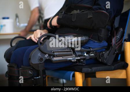 Réadaptation neurologique post-AVC d'un patient paralysé des deux jambes à l'aide d'un exosquelette bionique. Banque D'Images