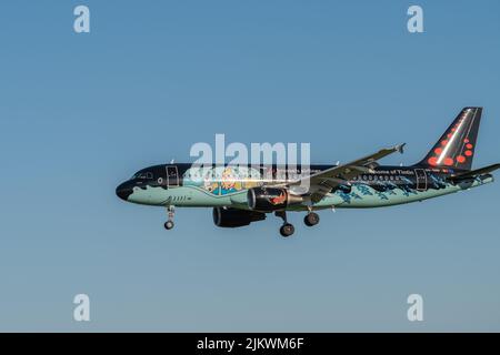 L'Airbus A320-214 de Brussels Airlines (Tintin Comics Livery) approche de la piste à l'aéroport de Lisbonne Banque D'Images