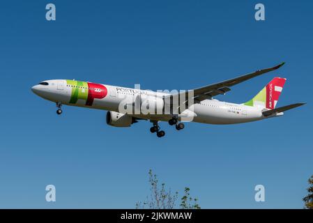 L'Airbus A330-941 de la compagnie AÉRIENNE TAP Air Portugal à l'approche de la piste à l'aéroport de Lisbonne Banque D'Images