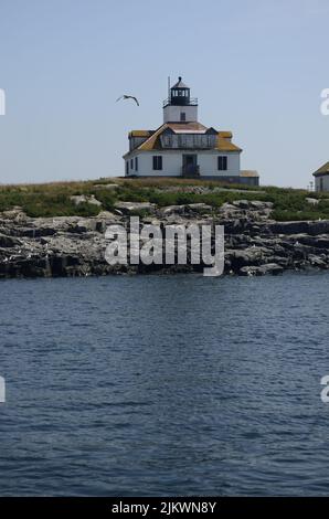 Le ciel bleu au-dessus du phare d'Egg Rock à Winter Harbor, Maine Banque D'Images
