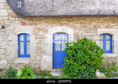 Bretagne, Ile aux Moines dans le golfe du Morbihan, gîte typique du village, avec volets bleus Banque D'Images