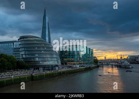 Le soleil se couche au-dessus de la ville de Londres, ce qui permet à la seule Tamise Rover d'être illuminée en lumière dorée en juillet 2022. Banque D'Images