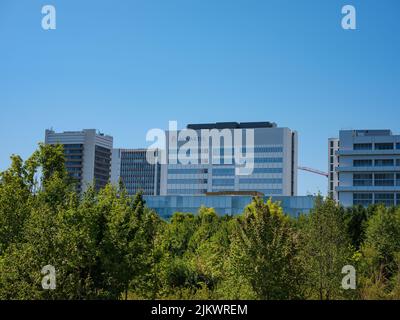 Bâle, Suisse - 8 juillet 2022 : Pavillon futuriste Novartis sur le campus de la société pharmaceutique de la ville de Bâle. Novartis est une société pharmaceutique de premier plan pour la recherche et les produits médicaux. Banque D'Images