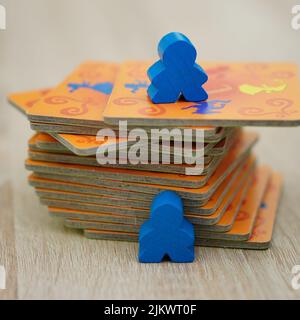 A cartes et figurines du jeu de société Mindok Carcassonne Junior Banque D'Images