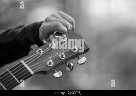 fond de tête de guitare avec main de réglage en noir et blanc Banque D'Images