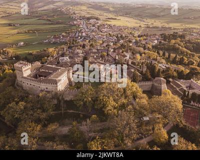 Vue aérienne du village médiéval de Gradara dans la province de Pesaro et Urbino Italie Banque D'Images