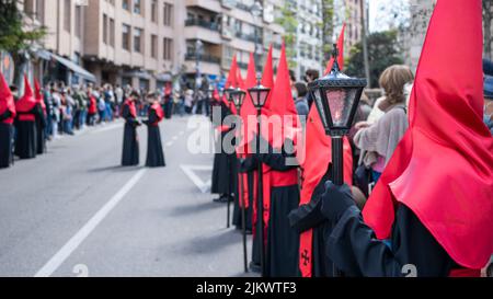 Semana santa Valladolid, hermandad universitaria del santísimo Cristo de la luz con traje y capirote tradicional Banque D'Images