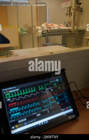 Salle de contrôle du cours de simulation de réanimation pédiatrique. Banque D'Images