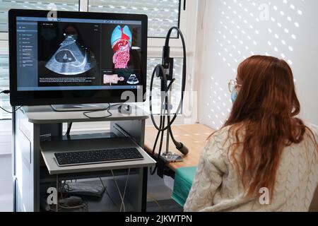 Les élèves et leur enseignant lors d'un atelier de simulation d'échographie sur un mannequin robot. Banque D'Images