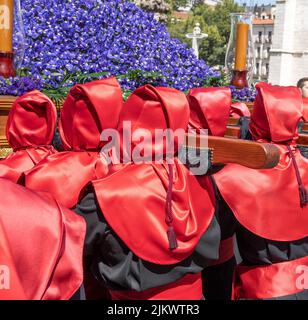 Semana santa Valladolid, detalle capuchas rojas de la hermandad universitaria del Cristo de la luz durante el jueves santo Banque D'Images