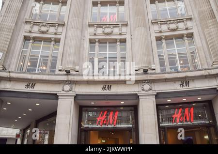 Londres, Royaume-Uni. 3rd août 2022. Vue générale du magasin H&M d'Oxford Circus. (Image de crédit : © Vuk Valcic/SOPA Images via ZUMA Press Wire) Banque D'Images