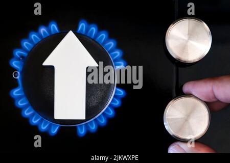 Prix de l'essence. Les chaînes d'approvisionnement et la crise du gaz énergétique. Cuisinière à gaz avec une flamme brûlante et une flèche graphique pointant vers le haut Banque D'Images