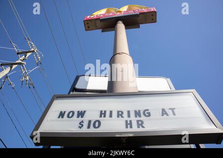 Martinez, GA USA - 10 18 21: McDonalds maintenant embauche rue signe recherche Banque D'Images