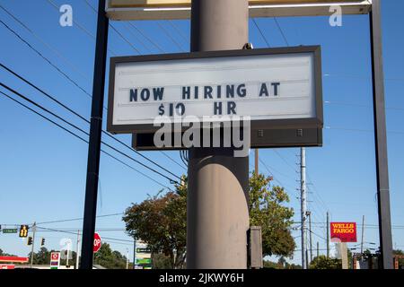 Martinez, GA USA - 10 18 21: McDonalds maintenant l'enseigne de rue de l'embauche Banque D'Images