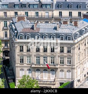 Paris, façades et toits de luxe Haussmann dans une zone attrayante de la capitale, vue de l'arche du triomphe Banque D'Images