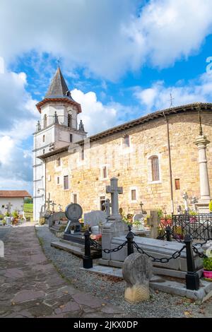 Église typique du village d'Ainhoa en basque pays Banque D'Images