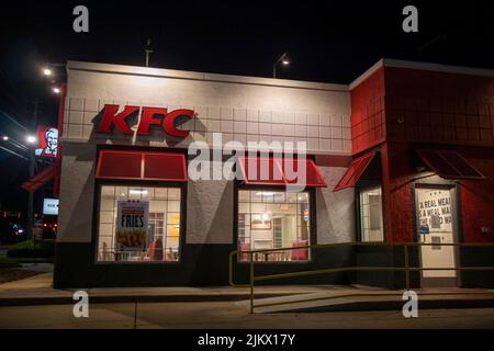 Augusta, GA USA - 10 18 21: Restaurant Kentucky Fried Chicken la nuit avec fenêtres latérales éclairées Banque D'Images