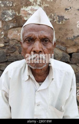 Un portrait d'un vieil Indien. Un homme traditionnel de Karnataka du nord un chapeau typique de maratha sur sa tête. Banque D'Images