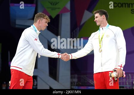 Benjamin d'Angleterre est fier (à droite) de la médaille d'or et Lewis Edward Burras d'Angleterre de la médaille d'argent après la finale Freestyle masculine 50m au Sandwell Aquatics Centre le sixième jour des Jeux du Commonwealth 2022 à Birmingham. Date de la photo: Mercredi 3 août 2022. Banque D'Images