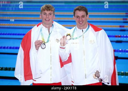 Benjamin d'Angleterre est fier (à droite) de la médaille d'or et Lewis Edward Burras d'Angleterre de la médaille d'argent après la finale Freestyle masculine 50m au Sandwell Aquatics Centre le sixième jour des Jeux du Commonwealth 2022 à Birmingham. Date de la photo: Mercredi 3 août 2022. Banque D'Images