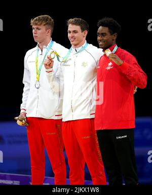 Benjamin de l'Angleterre est fier (au centre) de la médaille d'or, Lewis Edward Burras de l'Angleterre (à gauche) de la médaille d'argent et Joshua Liendo Edwards du Canada de la médaille de bronze après la finale Freestyle masculine 50m au Sandwell Aquatics Centre le sixième jour des Jeux du Commonwealth 2022 à Birmingham. Date de la photo: Mercredi 3 août 2022. Banque D'Images