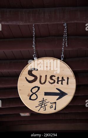 Un panneau indique un restaurant de sushis à Santa Fe, au Nouveau-Mexique. Banque D'Images