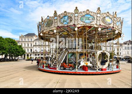 Le Merry-Go-Round de la place de Verdun à la Rochelle, France Banque D'Images