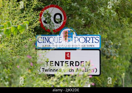 Cinque ports signe au-dessus de celui pour Tenterden. Tenterden est membre de la Confédération des ports Cinque (membre de Rye), Ashford, Kent, Angleterre, Royaume-Uni Banque D'Images