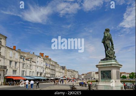 La statue de l'amiral Victor Guy Duperré au début du Quai Duperré. À la Rochelle, France Banque D'Images