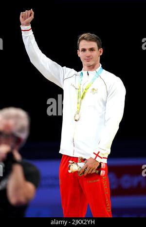 Le Benjamin, en Angleterre, célèbre avec fierté la médaille d'or après avoir remporté le Freestyle masculin 50m au Sandwell Aquatics Center le sixième jour des Jeux du Commonwealth 2022 à Birmingham. Date de la photo: Mercredi 3 août 2022. Banque D'Images