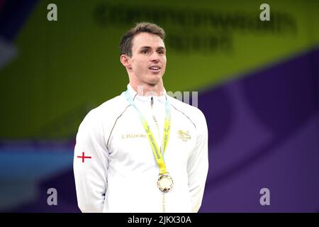 Le Benjamin, en Angleterre, célèbre avec fierté la médaille d'or après avoir remporté le Freestyle masculin 50m au Sandwell Aquatics Center le sixième jour des Jeux du Commonwealth 2022 à Birmingham. Date de la photo: Mercredi 3 août 2022. Banque D'Images