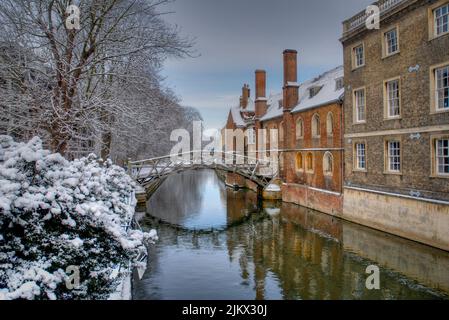 Pont des Soupirs avec des bâtiments enneigés à l'Université de Cambridge, Angleterre Banque D'Images