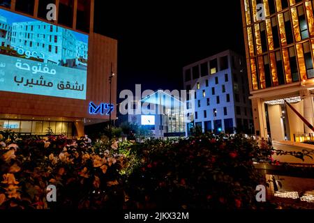 Fleurs et bâtiments modernes dans le centre-ville de Mcheireb Doha, le nouveau Centre de Doha la nuit Banque D'Images