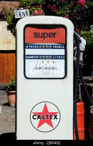 Pompes historiques pour l'essence et deux temps dans le village de Molières dans le département de Dordogne du sud-ouest de la France. Banque D'Images