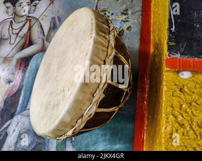 Photo de stock d'instrument de musique indien tambour, il est également appelé nagara ou dholak. Nagara suspendu sur le mur du temple, qui est utilisé pour les prières et d Banque D'Images