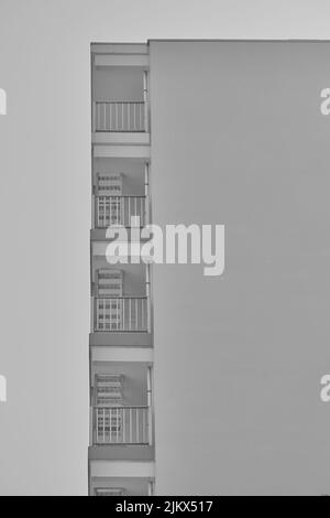 A vertical shot of a side of a building in greyscale Banque D'Images
