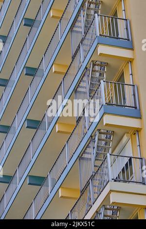 Un gros plan vertical à angle bas de la façade d'un bâtiment avec balcons Banque D'Images