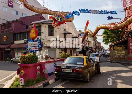 Melaka, Malaisie - octobre 2012 : chauffeurs de taxi attendant les passagers de l'emblématique rue Jonker dans la vieille ville de Malacca. Banque D'Images