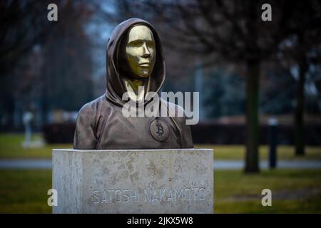 Portrait de la statue de Satoshi Nakamoto, le fondateur secret de Bitcoin à Óbuda, Hongrie, statue créée par Reka Gergely et Tamas Gilly Banque D'Images