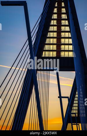 Structure abstraite de la géométrie du pont Megyeri à Budapest pendant le coucher de soleil coloré Banque D'Images