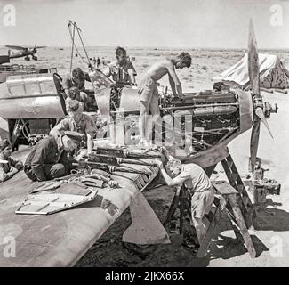 L'équipage de base de l'escadron no 274 RAF remanque un Hawker Hurricane Mark I en Libye, pendant la défense de Tobruk. L'avion de chasse britannique monoplace a combattu dans tous les grands théâtres de la Seconde Guerre mondiale. Un Westland Lysander STOL peut être vu en arrière-plan Banque D'Images