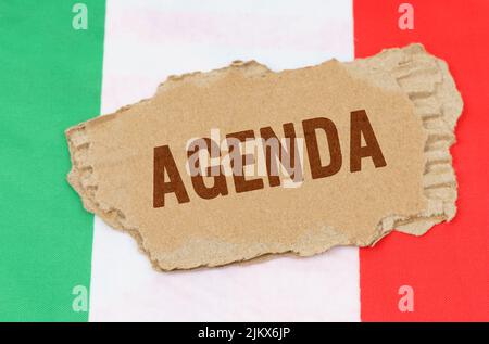 Concept commercial et financier. Sur le fond du drapeau de l'Italie se trouve le carton avec l'inscription - ORDRE DU JOUR Banque D'Images