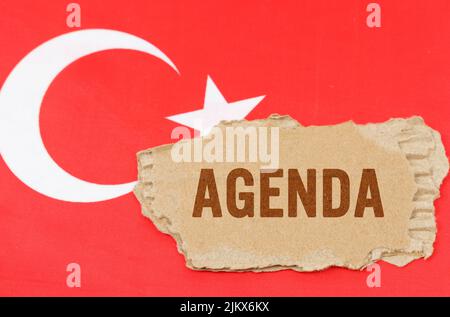 Concept commercial et financier. Sur le fond du drapeau de la Turquie se trouve le carton avec l'inscription - ORDRE DU JOUR Banque D'Images