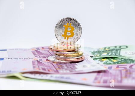 Bitcoins pièces de monnaie en plus des billets de banque de 100 et 500 euros. Bitcoin sur cent cinq cents billets en euros. Bitcoin crypto-monnaie et euros Banque D'Images