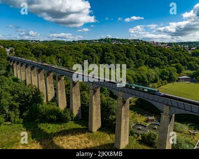 Canal Boats Crossing Pontcysyllte Aqueduct vue aérienne à un matin très occupé dans le pays de Galles, Royaume-Uni Drone, de l'Air, Birds Eye View, Llangollen, Trevor Banque D'Images